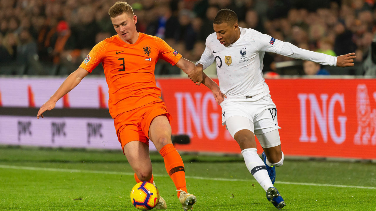 ROTTERDAM, NETHERLANDS - NOVEMBER 16: Matthijs de Ligt of Netherlands and Kylian Mbappe of France battle for the ball during the UEFA Nations League A group one match between Netherlands and France at De Kuip on November 16, 2018 in Amsterdam, Netherlands.