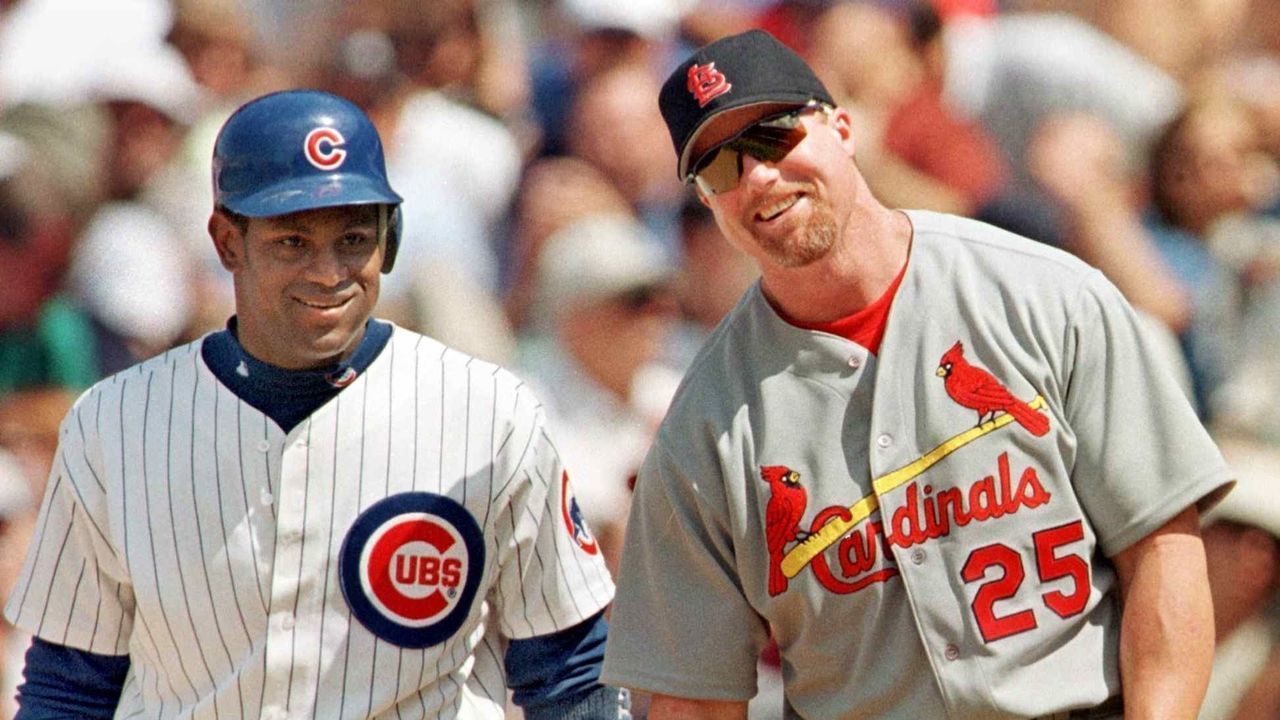 CHICAGO, UNITED STATES: The Chicago Cubs' Sammy Sosa stands with St. Louis Cardinal's first baseman Mark McGwire between pitches after Sosa singled in the second inning 28 May, 1999, at Wrigley Field in Chicago, Illinois. It was the first time the pair had played each other since last year's home run race. The Cubs won 6-3 with help from a home run from Sosa. AFP PHOTO/John ZICH