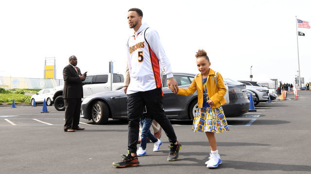 OAKLAND, CA - MARCH 24: Stephen Curry #30 of the Golden State Warriors and his daughters arrive prior to a game against the Detroit Pistons on March 24, 2019 at ORACLE Arena in Oakland, California. NOTE TO USER: User expressly acknowledges and agrees that, by downloading and or using this photograph, user is consenting to the terms and conditions of Getty Images License Agreement. Mandatory Copyright Notice: Copyright 2019 NBAE