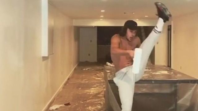 Watch: Panarin practices patented leg kick while painting wall