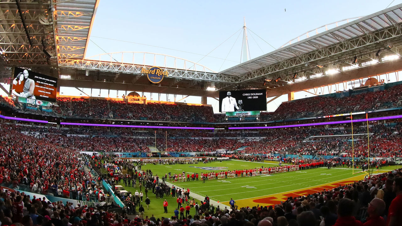 MIAMI GARDENS, FL - FEBRUARY 02: The San Francisco 49ers and the Kansas City Chiefs line up across their 25 yard lines for a moment of silence for Kobe and Gianna Bryant and the others killed in the helicopter crash as well as former NFL Hall of Fame player Chris Doleman prior to Super Bowl LIV on February 2, 2020 at Hard Rock Stadium in Miami Gardens, FL.