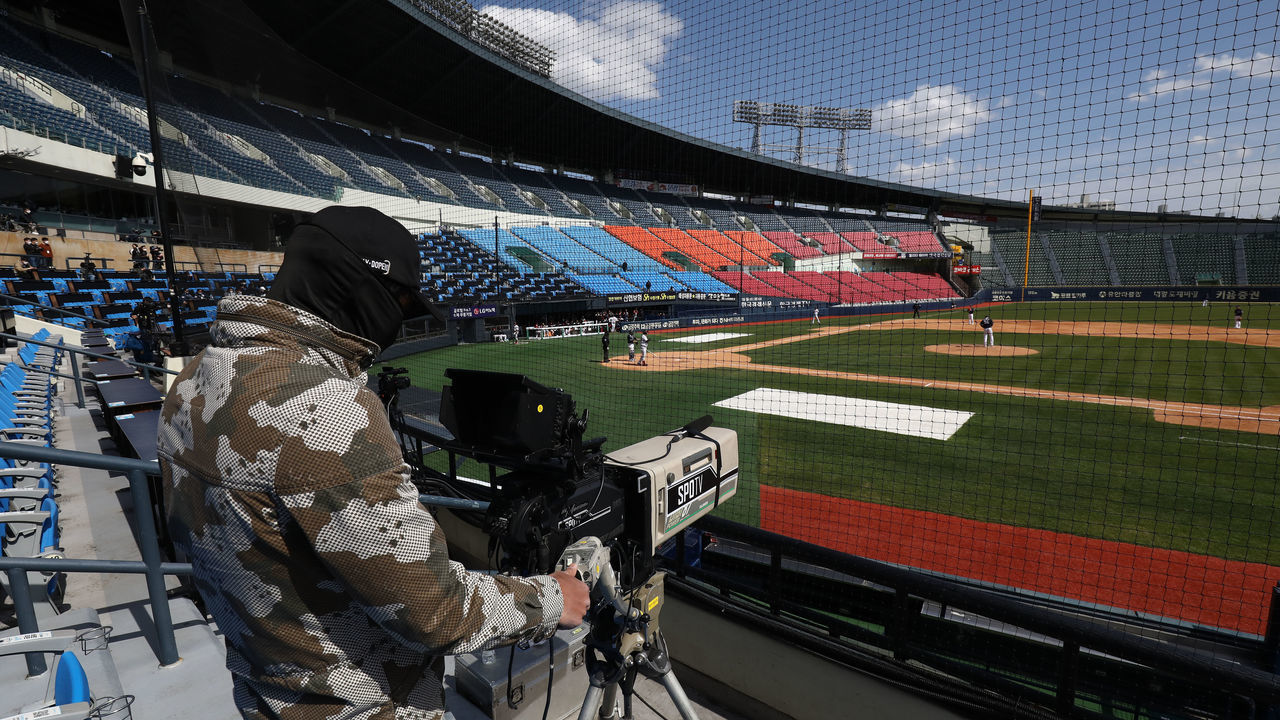 SEOUL, SOUTH KOREA - APRIL 21: (EDITORIAL USE ONLY) General view of LG Twins and Doosan Bears preseason game at Jamsil Baseball Stadium on April 21, 2020 in Seoul, South Korea. The Korea Baseball Organization (KBO) open a preseason games Tuesday, with its 10 clubs scheduled to play four games each through April 27. The Korea Baseball Organization (KBO) announced Tuesday that the 2020 regular season, postponed from its March 28 start date due to the coronavirus outbreak, will begin May 5.