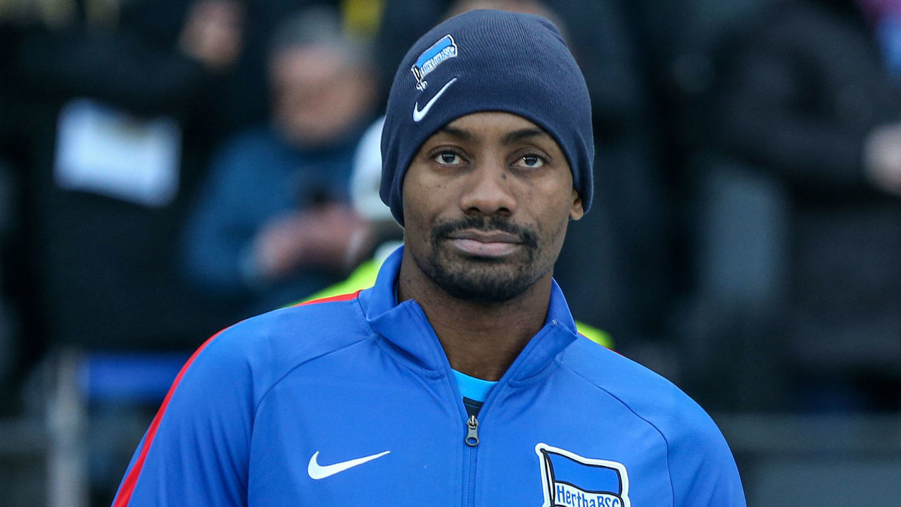 30 November 2019, Berlin: Soccer: Bundesliga, Hertha BSC - Borussia Dortmund, 13th matchday, Olympic Stadium. Salomon Kalou of Hertha BSC enters the field. Photo: Andreas Gora/dpa - IMPORTANT NOTE: In accordance with the requirements of the DFL Deutsche Fußball Liga or the DFB Deutscher Fußball-Bund, it is prohibited to use or have used photographs taken in the stadium and/or the match in the form of sequence images and/or video-like photo sequences.