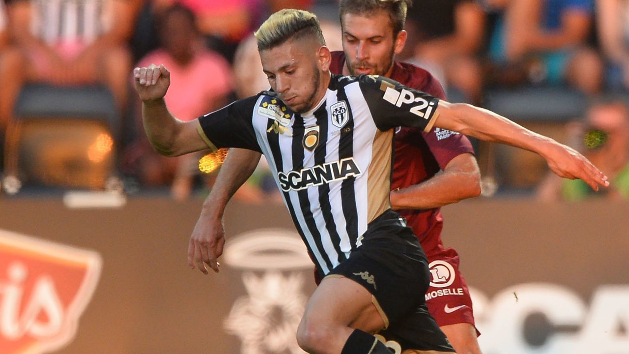 Angers' Algerian forward Farid El Melali (L) vies with Metz's French midfielder Farid Boulaya (R) during the French L1 Football match between SCO Angers and FC Metz, on August 24, 2019, at Raymond-Kopa Stadium, in Angers, northwestern France.
