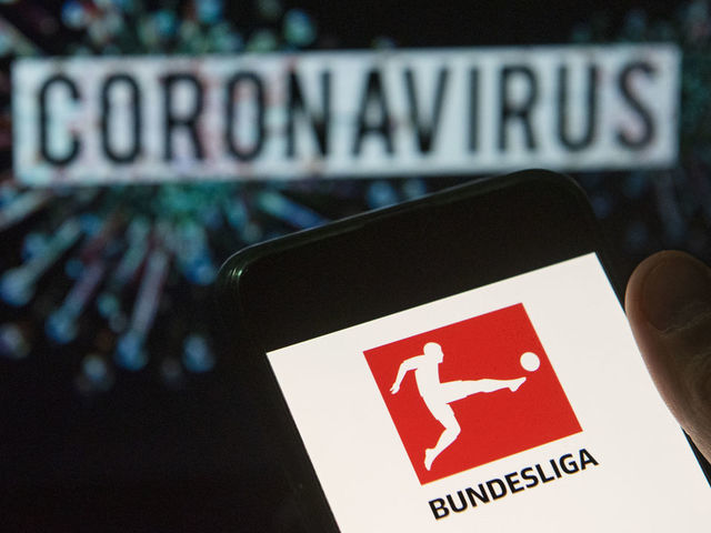 CHINA - 2020/03/24: In this photo illustration the German professional association football league Bundesliga logo seen displayed on a smartphone with a computer model of the COVID-19 coronavirus on the background. (Photo Illustration by Budrul Chukrut/SOPA Images/LightRocket via Getty Images)