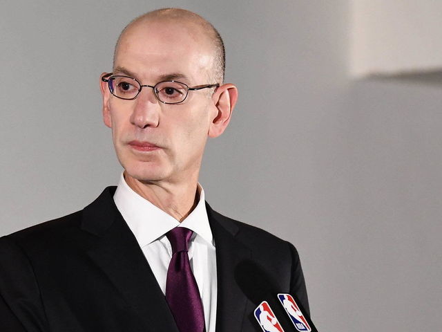 SHANGHAI, CHINA - 5 DE OCTUBRE: El comisionado de la NBA Adam Silver habla con los medios antes del partido de los Dallas Mavericks contra los Philadelphia 76ers como parte de los Juegos de China 2018 en el Mercedes-Benz Arena el 5 de octubre de 2018 en Shanghai, China.
