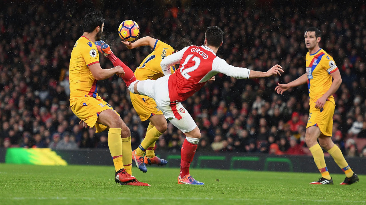 LONDON, ENGLAND - JANUARY 01: Olivier Giroud of Arsenal scores the opening goal during the Premier League match between Arsenal and Crystal Palace at Emirates Stadium on January 1, 2017 in London, England.