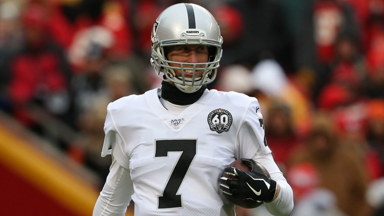 KANSAS CITY, MO - DECEMBER 01: Oakland Raiders quarterback Mike Glennon (7) before an AFC West game between the Oakland Raiders and Kansas City Chiefs on December 1, 2019 at Arrowhead Stadium in Kansas City, MO.