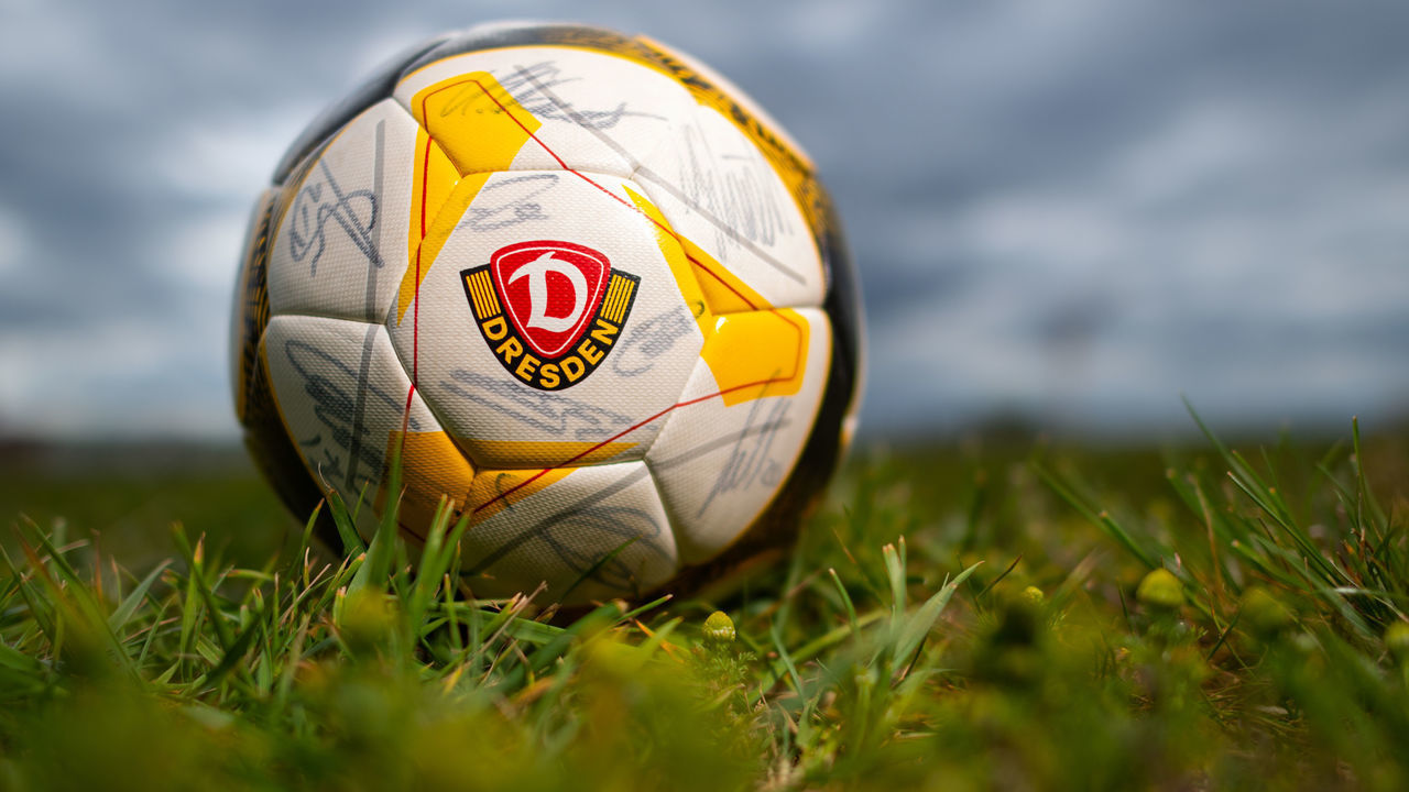 06 May 2020, Saxony, Dresden: ILLUSTRATION - A football with the logo of the second division football club SG Dynamo Dresden, is lying on a meadow. A political summit has agreed to consider the continuation of the season from the second half of May "justifiable". The German Soccer League (DFL) will determine the concrete game plan. Photo: Robert Michael/dpa-Zentralbild/dpa