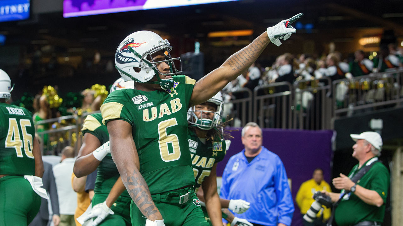 NEW ORLEANS, LA - DECEMBER 21: UAB Blazers wide receiver Austin Watkins, Jr. (6) catches a pass during a game between the Appalachian State Mountaineers and the UAB Blazers at the Mercedes Benz Superdome in New Orleans, Louisiana on December 21, 2019.