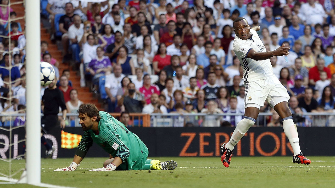 MADRID, SPAIN - JUNE 11: Edwin Congo of Real Madrid Legends scores past Ivan Pellizzoli of Roma Legends during the Corazon Classic charity match between Real Madrid Legends and Roma Legends at Estadio Santiago Bernabeu on June 11, 2017 in Madrid, Spain.