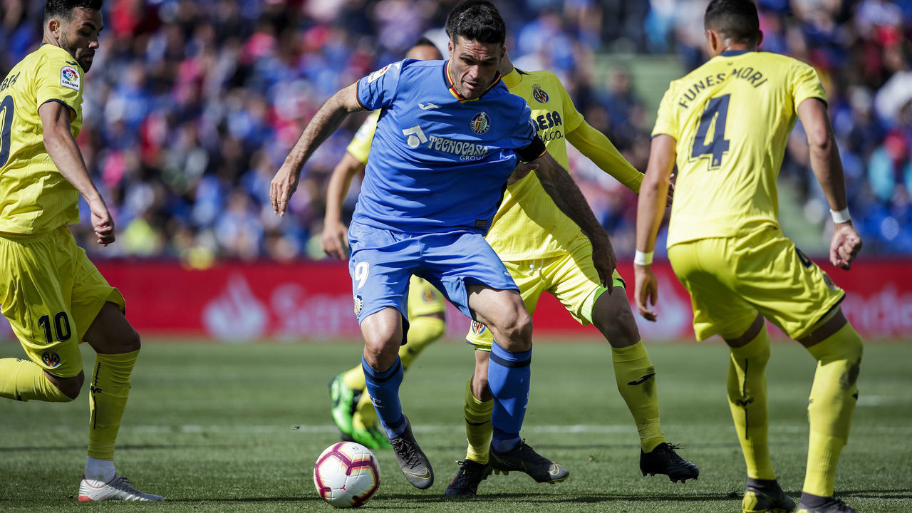 GETAFTE, SPAIN - MAY 18: (L-R) Jorge Molina of Getafe CF, Manu Trigueros of Villarreal during the La Liga Santander match between Getafe v Villarreal at the Coliseum Alfonso Perez on May 18, 2019 in Getafte Spain