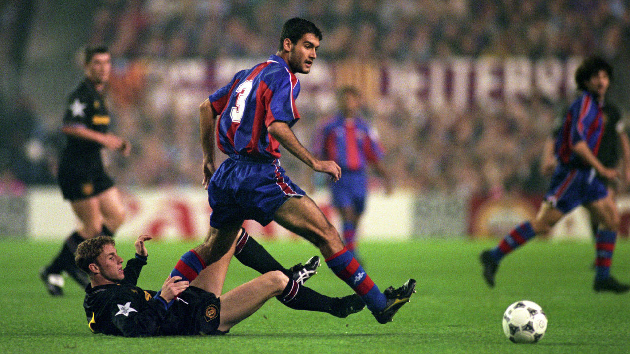 NICKY BUTT, MANCHESTER UNITED, TACKLES JOSEP GUARDIOLA, BARCELONA