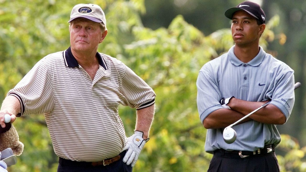 LOUISVILLE, : Golf legend Jack Nicklaus (L) and Tiger Woods (R), both of the US, stand on the second tee waiting to tee off 17 August, 2000 during the first round of the 82nd PGA Championship at Valhalla Golf Club in Louisville, KY. Woods is trying to become the first player since Ben Hogan in 1953 to win three majors in one season. (ELECTRONIC IMAGE) AFP PHOTO/Jeff HAYNES