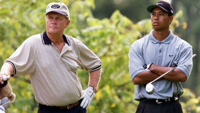 LOUISVILLE, : Golf legend Jack Nicklaus (L) and Tiger Woods (R), both of the US, stand on the second tee waiting to tee off 17 August, 2000 during the first round of the 82nd PGA Championship at Valhalla Golf Club in Louisville, KY. Woods is trying to become the first player since Ben Hogan in 1953 to win three majors in one season. (ELECTRONIC IMAGE) AFP PHOTO/Jeff HAYNES