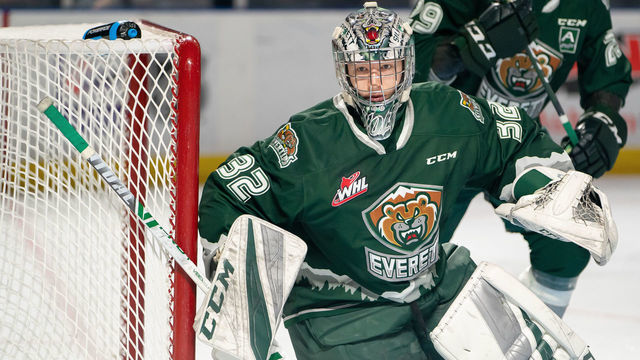 KENT, WASHINGTON - JANUARY 11: Everett Silvertips goaltender Dustin Wolf #32 focuses on the puck in the corner during the second period of a game between the Seattle Thunderbirds and Everett Silvertips at accesso ShoWare Center on January 11, 2020 in Kent, Washington.