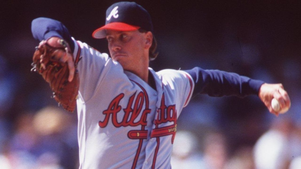 10 APR 1994: TOM GLAVINE OF THE ATLANTA BRAVES IN ACTION AGAINST THE LOS ANGELES DODGERS AT DODGER STADIUM. Mandatory Credit: Stephen Dunn/ALLSPORT