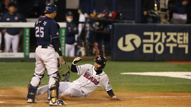 SEOUL, SOUTH KOREA - MAY 19: Outfilder Park Kun-Woo # 37 of Doosan Bears slides home safely in the bottom of the ninth inning during the KBO League game between NC Dinos and Doosan Bears at the Jamsil Baseball Stadium on May 19, 2020 in Seoul, South Korea.