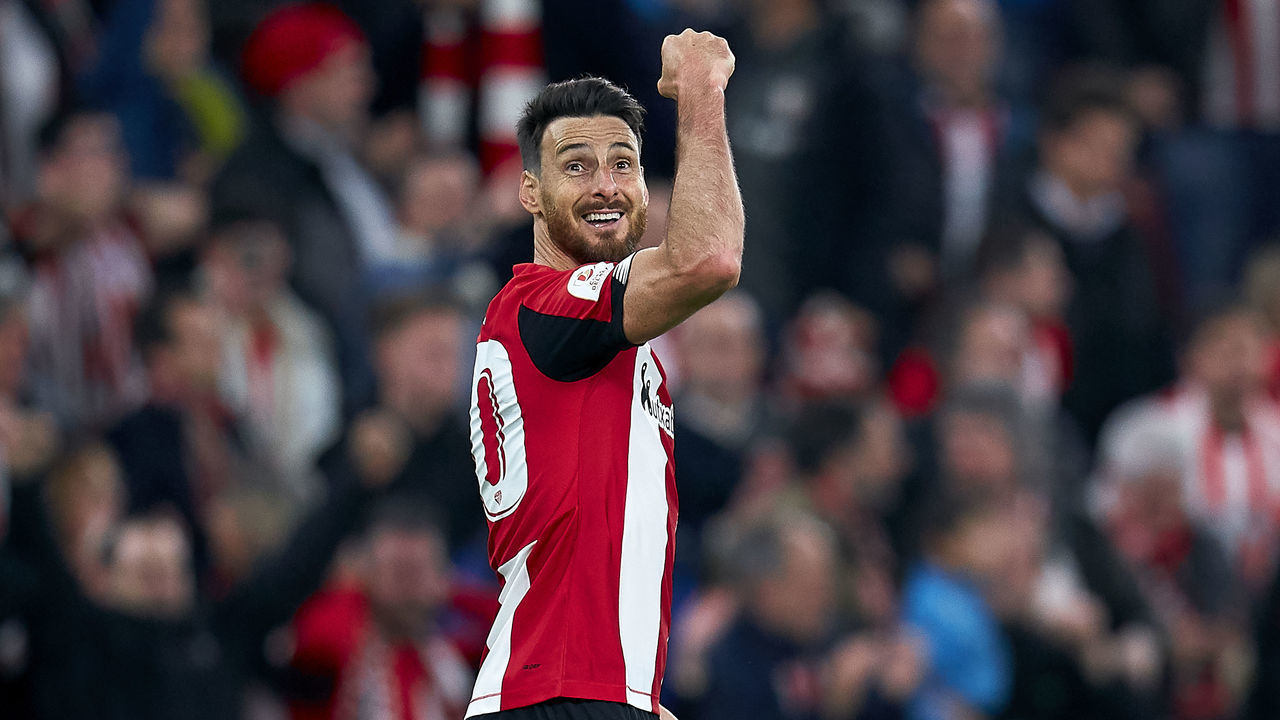 BILBAO, SPAIN - FEBRUARY 06: Aritz Aduriz of Athletic Bilbao celebrates the victory at the end of the Copa del Rey Quarter Final match between Athletic Bilbao and FC Barcelona at Estadio de San Mames on February 06, 2020 in Bilbao, Spain.