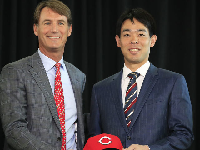 CINCINNATI, OHIO - JANUARY 08: Cincinnati Reds outfielder Shogo Akiyama, right, holds his hatr alongside Dick Williams, president of baseball operations during the press conference to introduce Shogo Akiyama as a Cincinnati Reds at Great American Ball Park on January 08, 2020 in Cincinnati, Ohio.