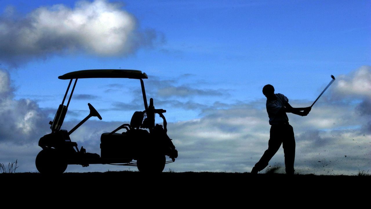 (AUSTRALIA OUT) A golfer tees off next to his cart, 25 November 2004. AFR Picture by ROB HOMER