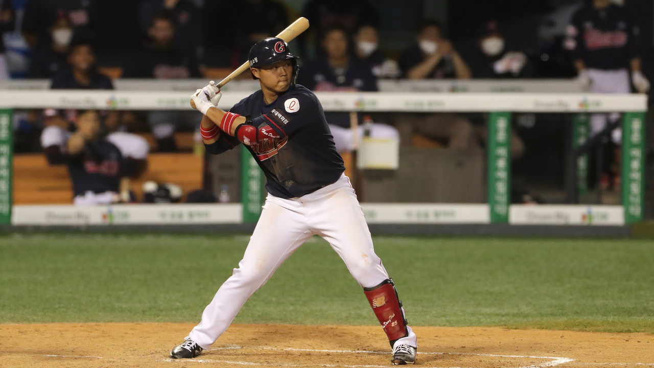 SEOUL, SOUTH KOREA - MAY 29: Infilder Han Dong-Hui #25 of Lotte Giants bats in the top of the eighth inning during the KBO League game between Lotte Giants and Doosan Bears at the Jamsil Stadium on May 29, 2020 in Seoul, South Korea.
