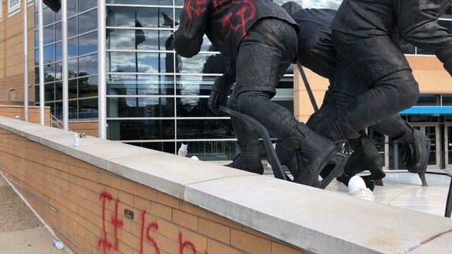 Lemieux statue vandalized in Pittsburgh