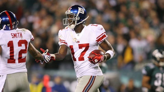 PHILADELPHIA - NOVEMBER 9: Wide receiver Plaxico Burress #17 of the New York Giants runs off the field after scoring a touchdown during a game against the Philadelphia Eagles on November 9, 2008 at Lincoln Financial Field in Philadelphia, Pennsylvania.