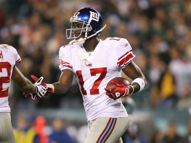 PHILADELPHIA - NOVEMBER 9: Wide receiver Plaxico Burress #17 of the New York Giants runs off the field after scoring a touchdown during a game against the Philadelphia Eagles on November 9, 2008 at Lincoln Financial Field in Philadelphia, Pennsylvania.