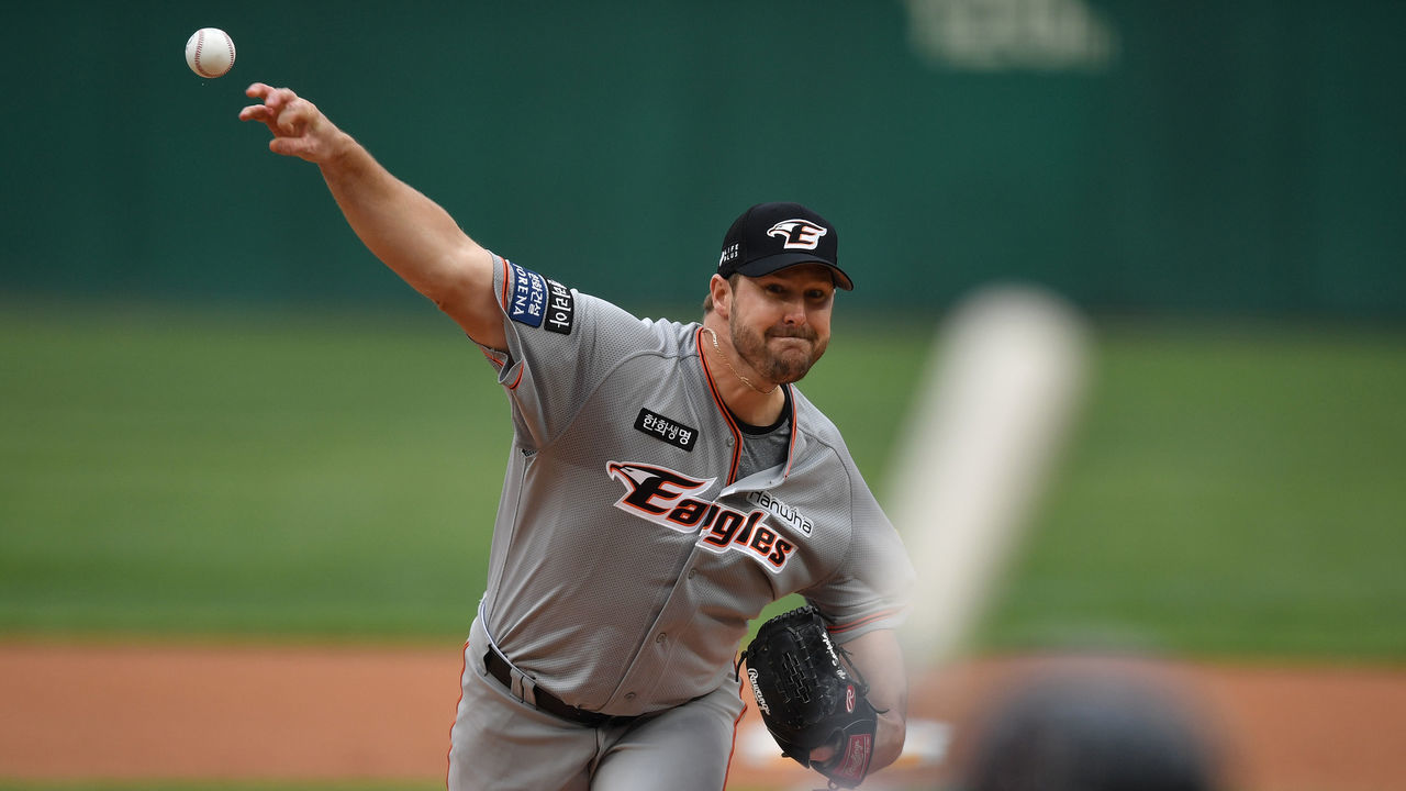 Hanwha Eagles pitcher Warwick Saupold throws against the SK Wyverns in the first inning of the opening game for South Korea's new baseball season at Munhak Baseball Stadium in Incheon on May 5, 2020. - South Korea's professional sport returned to action on May 5 after the coronavirus shutdown with the opening of a new baseball season, while football and golf will soon follow suit in a ray of hope for suspended competitions worldwide.
