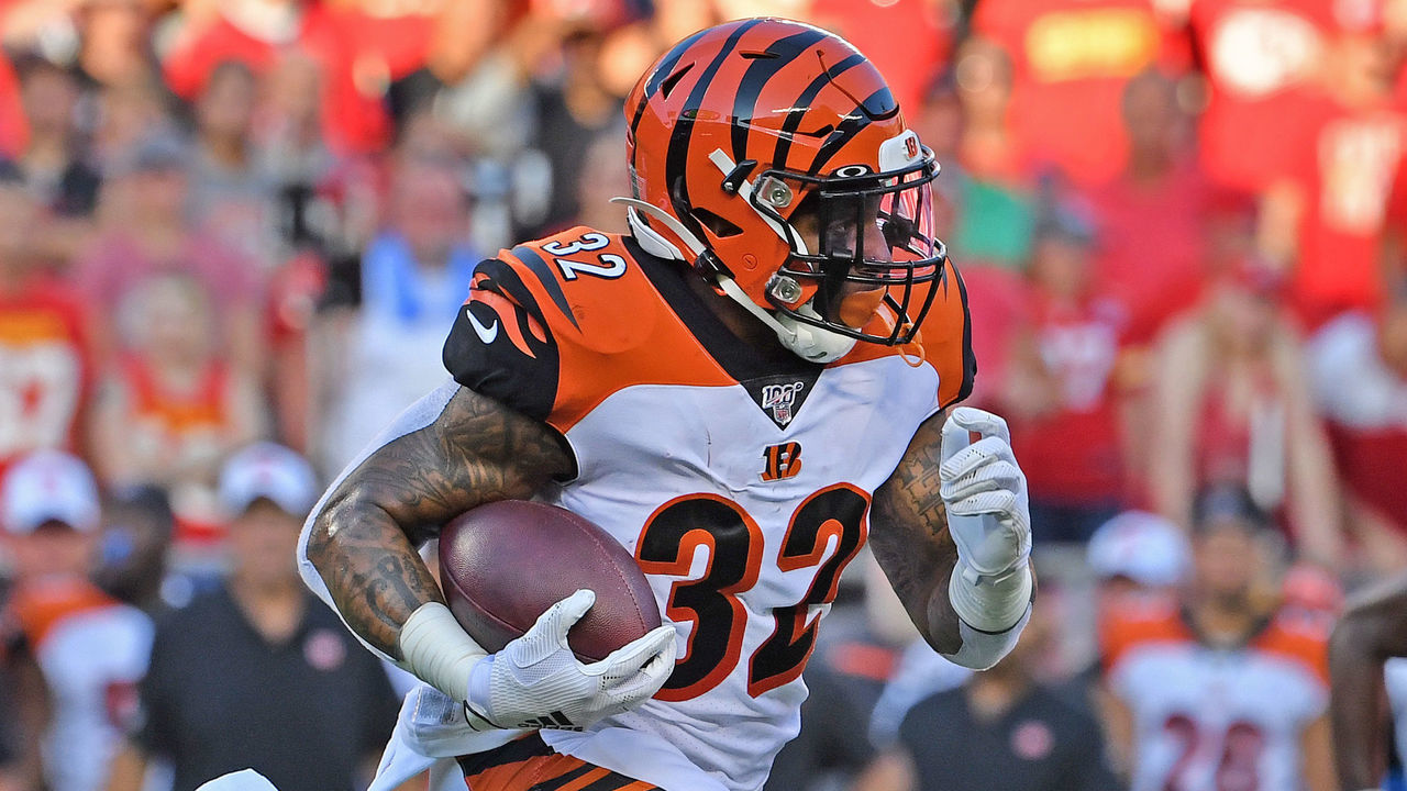 KANSAS CITY, MO - AUGUST 10: Trayveon Williams #32 of the Cincinnati Bengals rushes up field in the first quarter against the Kansas City Chiefs during a preseason game at Arrowhead Stadium on August 10, 2019 in Kansas City, Missouri.