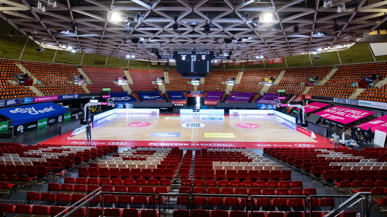 02 June 2020, Bavaria, Munich: Workers are busy in the Audi Dome with the final preparations for the start of the Basketball Bundesliga. As the second major team sport after soccer, basketball will resume playing from 06.06.2020 despite the Corona pandemic. Under strict hygiene measures, ten teams will play for the title in the Audi Dome until 28.06.2020. Photo: Sven Hoppe/dpa