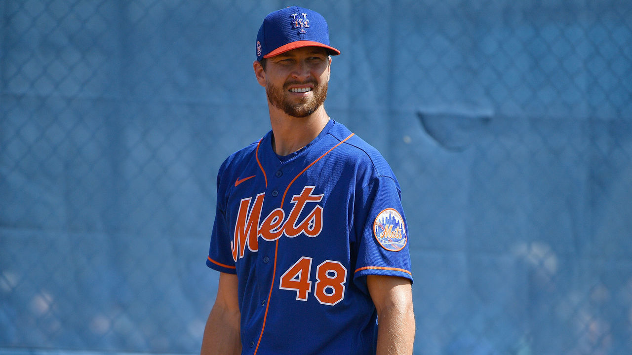 PORT ST. LUCIE, FLORIDA - FEBRUARY 20: Jacob deGrom #48 of the New York Mets warms up during batting practice during the team workouts at Clover Park on February 20, 2020 in Port St. Lucie, Florida.
