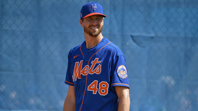 PORT ST. LUCIE, FLORIDA - FEBRUARY 20: Jacob deGrom #48 of the New York Mets warms up during batting practice during the team workouts at Clover Park on February 20, 2020 in Port St. Lucie, Florida.