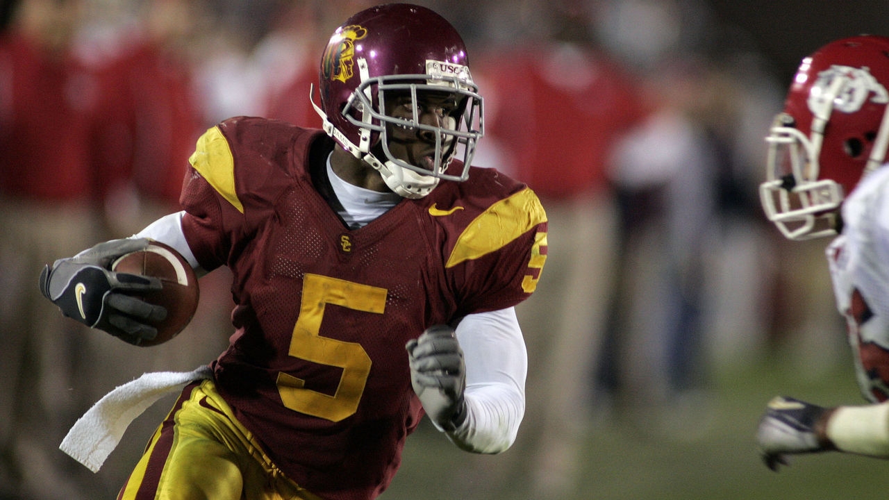 Reggie Bush of USC carries the ball against Fresno State Bulldogs at Memorial Coliseum in Los Angeles, CA. USC defeated Fresno St. 50-42 to extend their winning streak to 33 games.