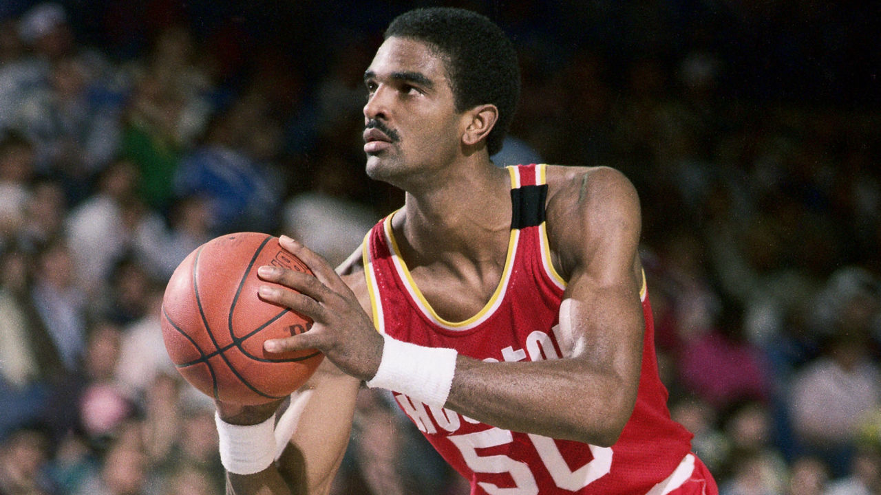 SACRAMENTO - FEBRUARY 18: Ralph Sampson #50 of the Houston Rockets shoots against the Sacramento Kings on February 18, 1986 at Arco Arena in Sacramento, California Mandatory Copyright Notice: Copyright 1986 NBAE
