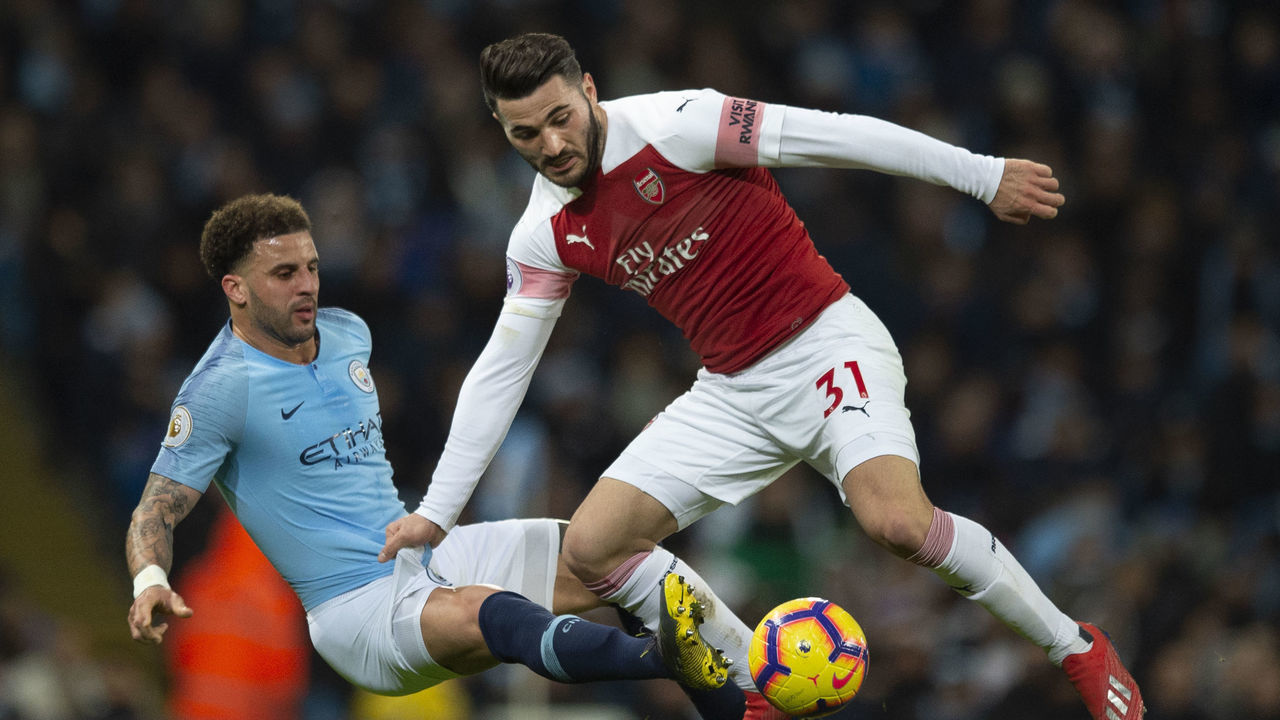 MANCHESTER, ENGLAND - FEBRUARY 03: Sead Kolasinac of Arsenal and Kyle Walker of Manchester City in action during the Premier League match between Manchester City and Arsenal FC at Etihad Stadium on February 3, 2019 in Manchester, United Kingdom.