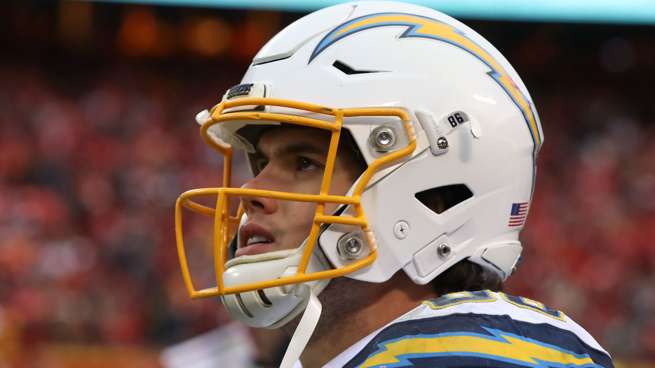 KANSAS CITY, MO - DECEMBER 29: Los Angeles Chargers tight end Hunter Henry (86) looks up in the third quarter of an AFC West game between the Los Angeles Chargers and Kansas City Chiefs on December 29, 2019 at Arrowhead Stadium in Kansas City, MO.