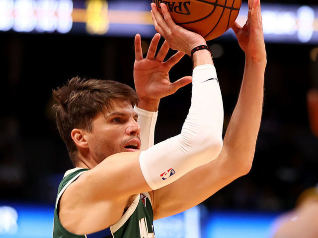 DENVER, CO - MARCH 09: Kyle Korver #26 of the Milwaukee Bucks shoots against Jamal Murray #27 of the Denver Nuggets at Pepsi Center on March 9, 2020 in Denver, Colorado. NOTE TO USER: User expressly acknowledges and agrees that, by downloading and/or using this photograph, user is consenting to the terms and conditions of the Getty Images License Agreement