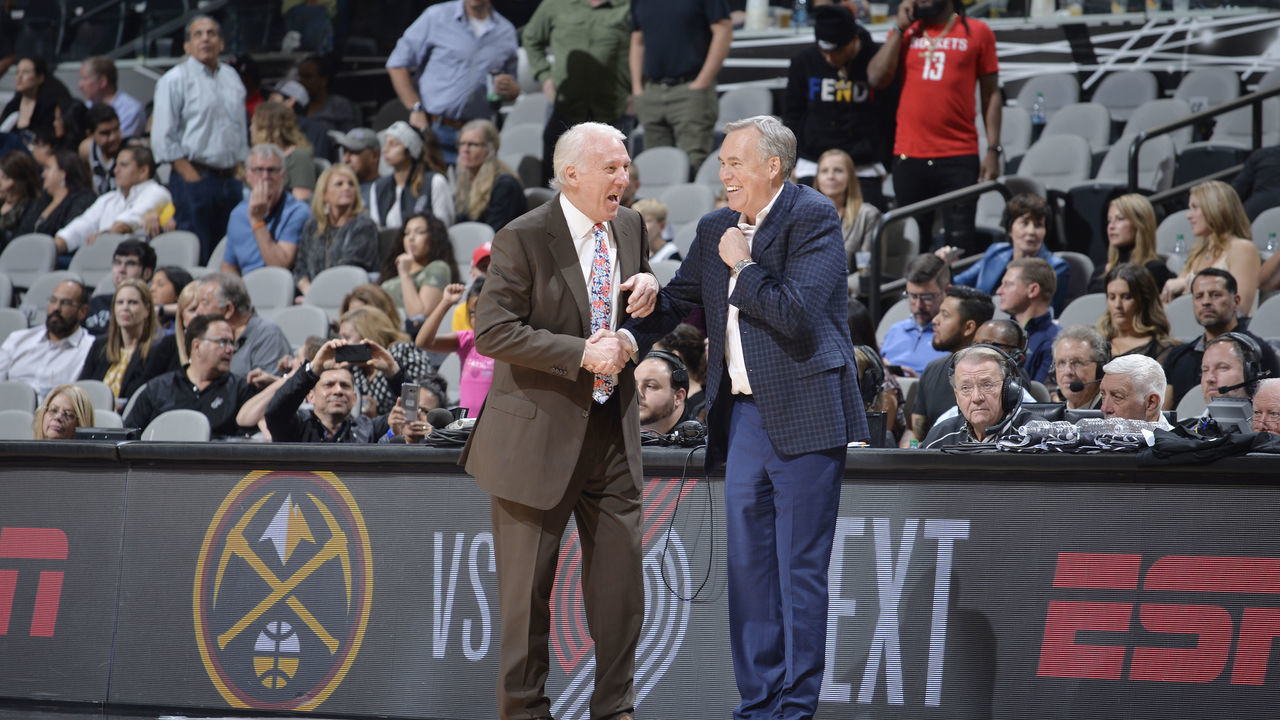 SAN ANTONIO, TX - NOVEMBER 30: Head Coach Gregg Popovich of the San Antonio Spurs and Head Coach Mike D'Antoni of the Houston Rockets exchange handshakes after the game on November 30, 2018 at the AT&T Center in San Antonio, Texas. Mandatory Copyright Notice: Copyright 2018 NBAE (Photos by Mark Sobhani/NBAE via Getty Images)