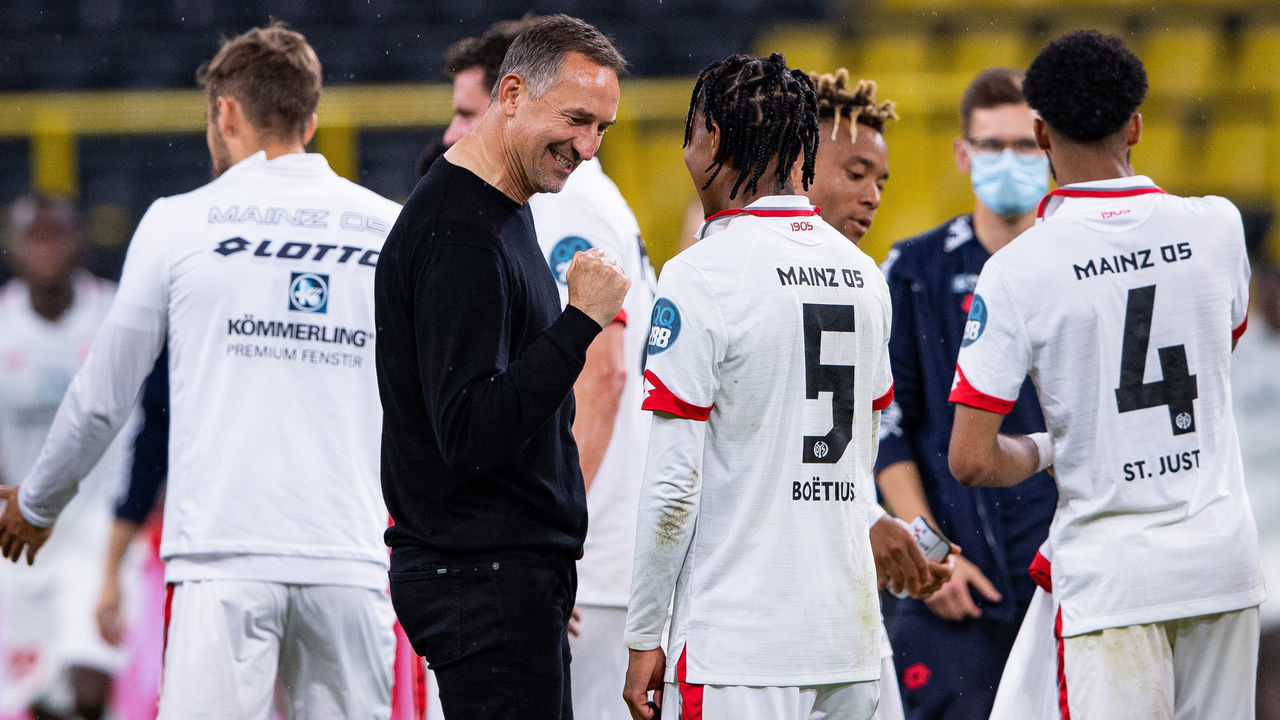 Mainz' German head coach Achim Beierlorzer (L) greets Mainz' Dutch forward Jean-Paul Boetius after the German first division Bundesliga football match Borussia Dortmund v Mainz 05 on June 17, 2020 in Dortmund.
