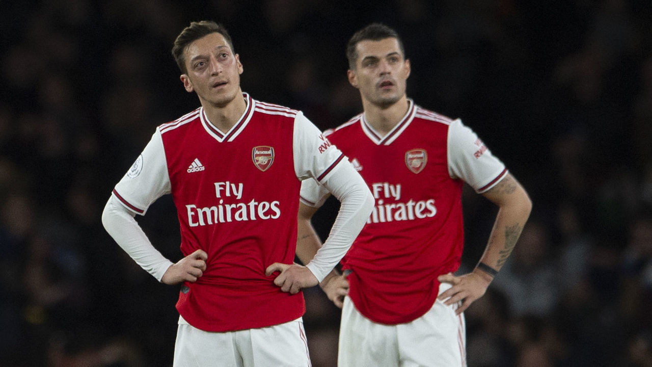 LONDON, ENGLAND - DECEMBER 05: A dejected Mesut Ozil and Granit Xhaka of Arsenal wait to kick off after Brighton and Hove Albion score their second goal during to the Premier League match between Arsenal FC and Brighton & Hove Albion at Emirates Stadium on December 05, 2019 in London, United Kingdom. (Visionhaus)