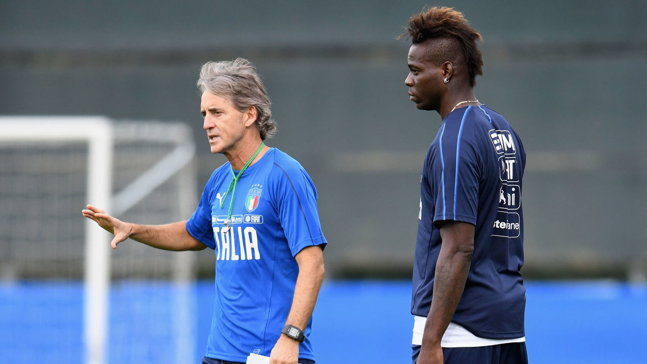 VINOVO, ITALY - JUNE 02: Head coach Italy Roberto Mancini (L) and Mario Balotelli chat during a Italy training session at Juventus Center Vinovo on June 2, 2018 in Vinovo, Italy.