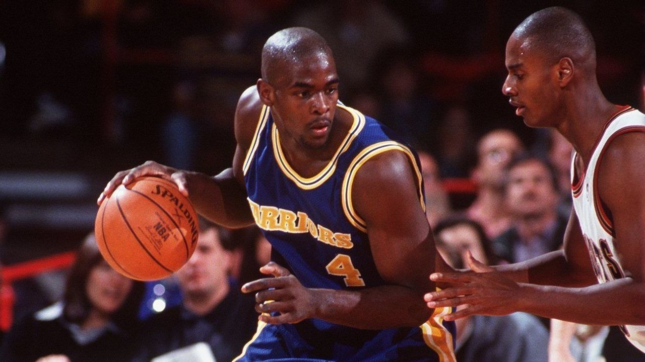 13 NOV 1993: GOLDEN STATE WARRIORS FORWARD CHRIS WEBBER BRINGS THE BALL UPCOURT AGAINST THE AGAINST THE DENVER NUGGETS. Mandatory Credit: Tim Defrisco/ALLSPORT