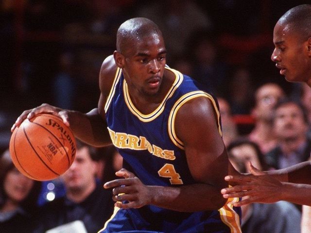 13 NOV 1993: GOLDEN STATE WARRIORS FORWARD CHRIS WEBBER BRINGS THE BALL UPCOURT AGAINST THE AGAINST THE DENVER NUGGETS. Mandatory Credit: Tim Defrisco/ALLSPORT