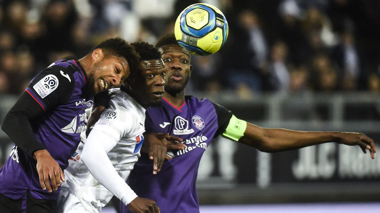 Amiens' French defender Bakaye Dibassy (C) fights for the ball with Toulouse' French defender Steven Moreira (L) and Guinean defender Issiaga Sylla during the French L1 football match between Amiens and Toulouse, at the Credit Agricole de la Licorne stadium, in Amiens, on February 1, 2020.
