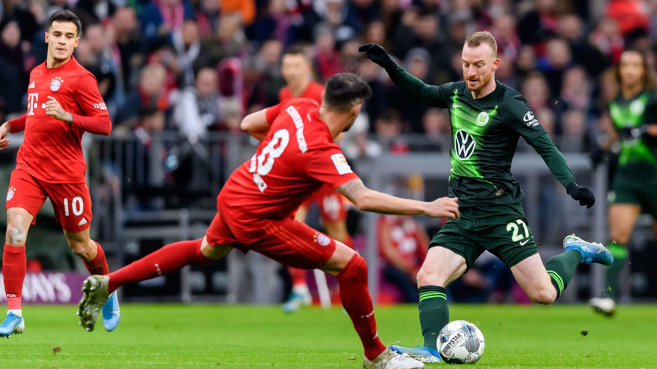 MUNICH, GERMANY - DECEMBER 21: (BILD ZEITUNG OUT) Javi Martinez of FC Bayern Muenchen and Maximilian Arnold of VfL Wolfsburg battle for the ball during the Bundesliga match between FC Bayern Muenchen and VfL Wolfsburg at Allianz Arena on December 21, 2019 in Munich, Germany.
