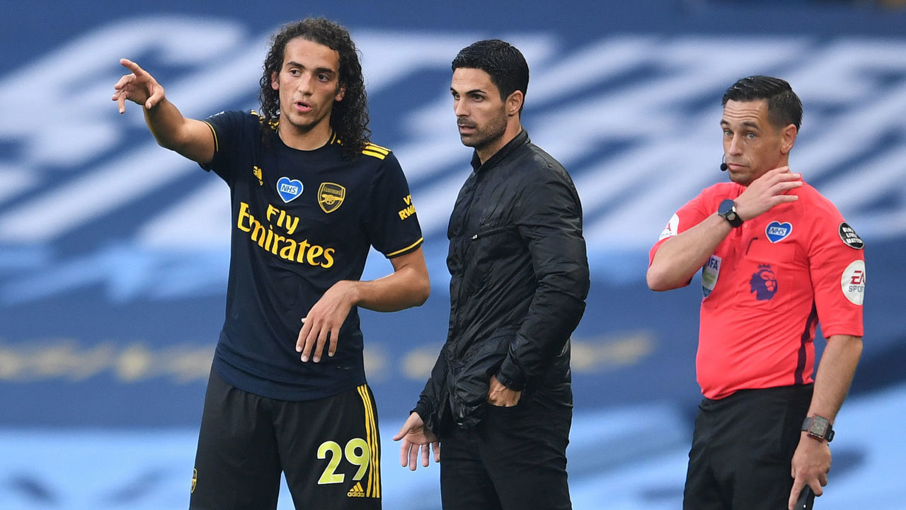 MANCHESTER, ENGLAND - JUNE 17: Matteo Guendouzi of Arsenal chats to Arsenal Head Coach Mikel Arteta during the Premier League match between Manchester City and Arsenal FC at Etihad Stadium on June 17, 2020 in Manchester, England.