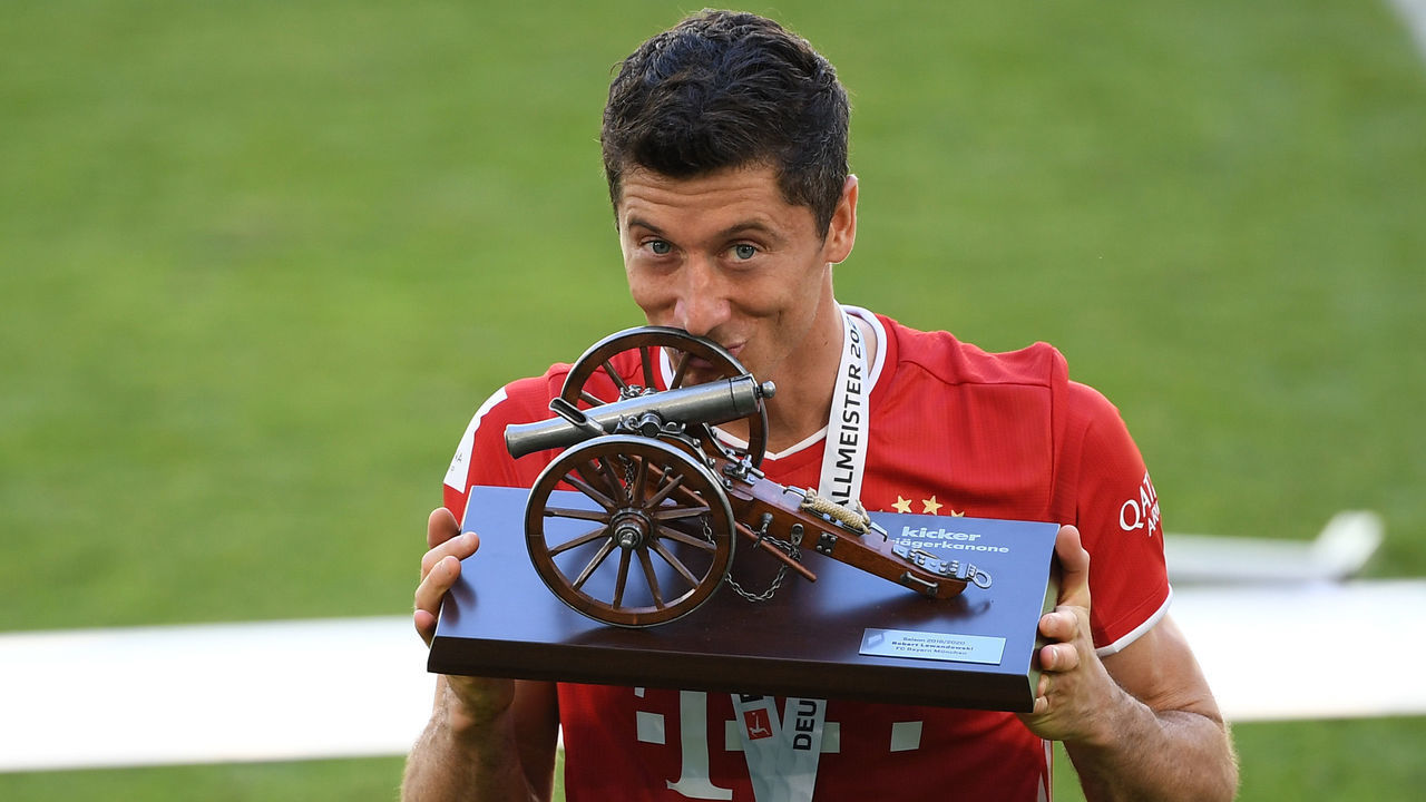 WOLFSBURG, GERMANY - JUNE 27: Robert Lewandowski of Bayern Muenchen kisses the trophy for the top goalscorer of the season after the Bundesliga match between VfL Wolfsburg and FC Bayern Muenchen at Volkswagen Arena on June 27, 2020 in Wolfsburg, Germany.