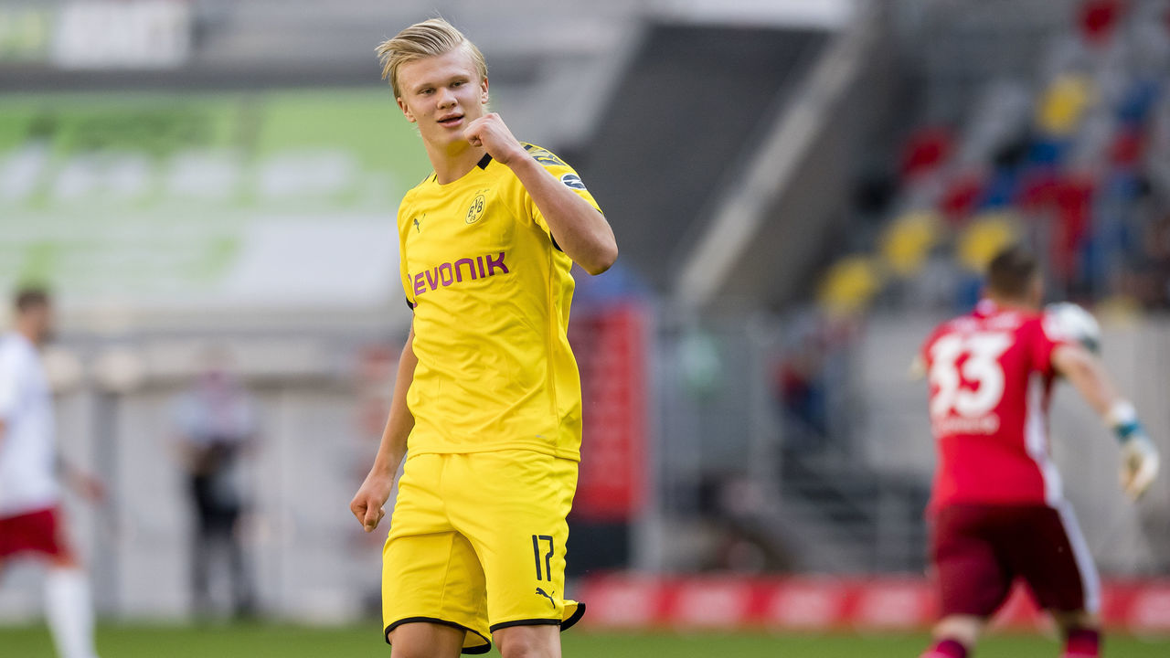 DUESSELDORF, GERMANY - JUNE 13: Erling Haaland of Borussia Dortmund celebrates after scoring his team's first goal during the Bundesliga match between Fortuna Duesseldorf and Borussia Dortmund at Merkur Spiel-Arena on June 13, 2020 in Duesseldorf, Germany.